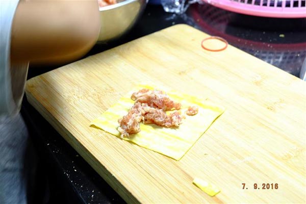 เกี๊ยวหมูลวกจิ้ม เกี๊ยวหมูลวกจิ้ม