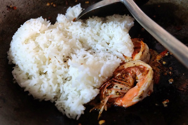 ข้าวผัดกะเพราคลุกมันกุ้ง ข้าวผัดกะเพราคลุกมันกุ้ง