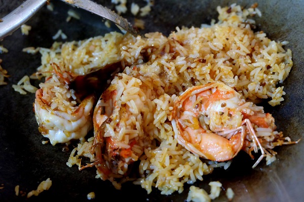 ข้าวผัดกะเพราคลุกมันกุ้ง ข้าวผัดกะเพราคลุกมันกุ้ง