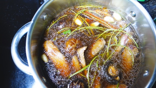 ปีกเป็ดตุ๋นเห็ดหอม ปีกเป็ดตุ๋นเห็ดหอม