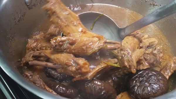 ปีกเป็ดตุ๋นเห็ดหอม ปีกเป็ดตุ๋นเห็ดหอม