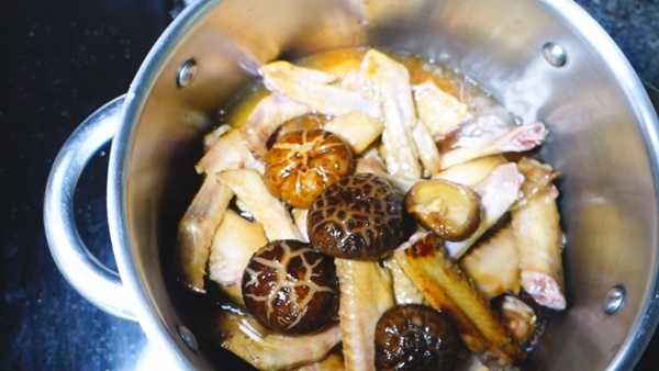 ปีกเป็ดตุ๋นเห็ดหอม ปีกเป็ดตุ๋นเห็ดหอม