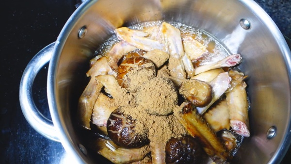 ปีกเป็ดตุ๋นเห็ดหอม ปีกเป็ดตุ๋นเห็ดหอม
