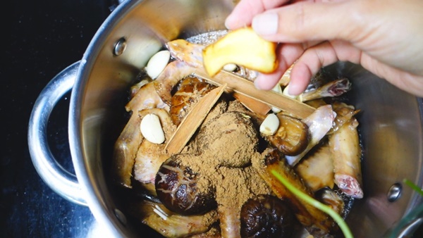 ปีกเป็ดตุ๋นเห็ดหอม ปีกเป็ดตุ๋นเห็ดหอม