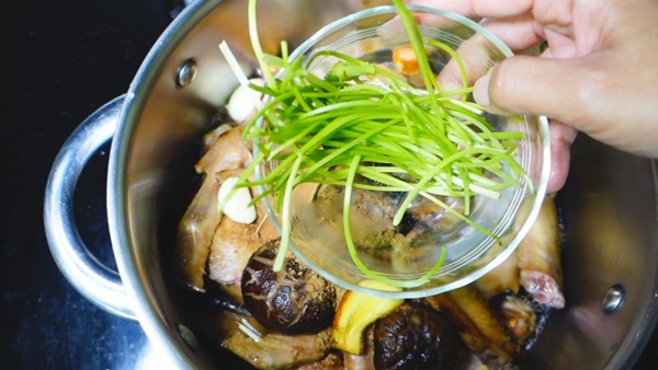 ปีกเป็ดตุ๋นเห็ดหอม ปีกเป็ดตุ๋นเห็ดหอม