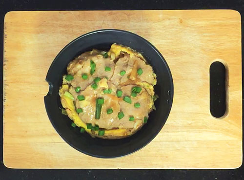 ข้าวหน้าหมูสไลซ์ราดไข่ ข้าวหน้าหมูสไลซ์ราดไข่