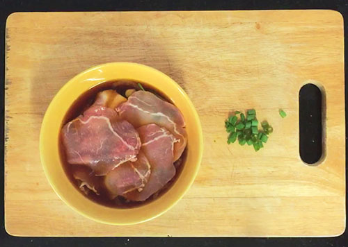 ข้าวหน้าหมูสไลซ์ราดไข่ ข้าวหน้าหมูสไลซ์ราดไข่