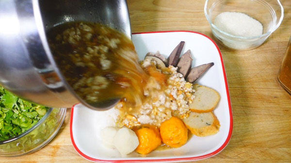 ก๋วยเตี๋ยวหมูต้มยำ วิธีทำก๋วยเตี๋ยวหมูต้มยำ