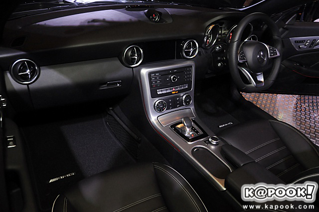 Mercedes-Benz SLC 300 AMG Dynamic  Mercedes-Benz SLC 300 AMG Dynamic