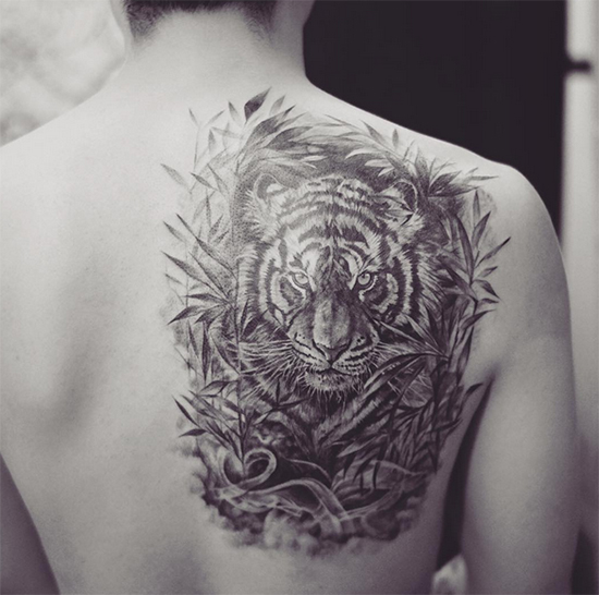 ลายสักกลางหลัง ลายสักกลางหลัง