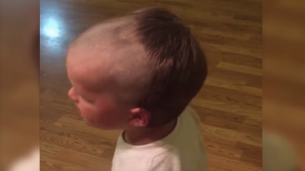 เข็ดแล้วฮะ เจ้าหนูยืมเครื่องโกนหนวดพ่อขอตัดผมเอง ได้เป็นทรงนี้เลย