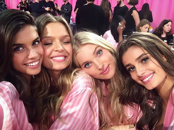 Josephine Skriver นางฟ้าวิคตอเรียซีเคร็ตคนใหม่ ที่แม่เป็นเลสเบี้ยน พ่อเป็นเกย์