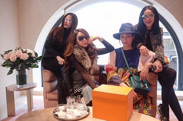 เมย์ หนิง ครีม เป้ย แท็คทีมเที่ยวปารีส เมย์ หนิง ครีม เป้ย แท็คทีมเที่ยวปารีส