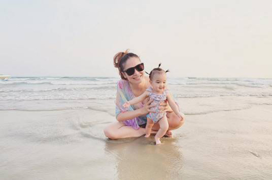 น้องมาริลิน ลูกสาวเมย์ มาริษา เที่ยวทะเลเริงร่า น้องมาริลิน ลูกสาวเมย์ มาริษา เที่ยวทะเลเริงร่า