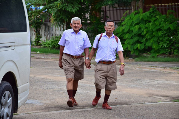 เปิดภาพน่ารัก คุณพ่อ-คุณแม่ขอย้อนวัย ไปโรงเรียนในชุดใหม่ แฮปปี้กันสุด ๆ เปิดภาพน่ารัก คุณพ่อ-คุณแม่ขอย้อนวัย ไปโรงเรียนในชุดใหม่ แฮปปี้กันสุด ๆ