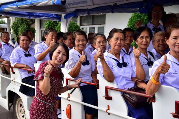 เปิดภาพน่ารัก คุณพ่อ-คุณแม่ขอย้อนวัย ไปโรงเรียนในชุดใหม่ แฮปปี้กันสุด ๆ เปิดภาพน่ารัก คุณพ่อ-คุณแม่ขอย้อนวัย ไปโรงเรียนในชุดใหม่ แฮปปี้กันสุด ๆ