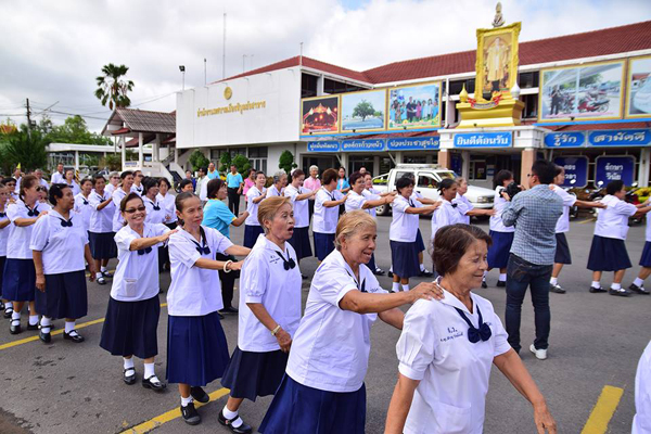 เปิดภาพน่ารัก คุณพ่อ-คุณแม่ขอย้อนวัย ไปโรงเรียนในชุดใหม่ แฮปปี้กันสุด ๆ เปิดภาพน่ารัก คุณพ่อ-คุณแม่ขอย้อนวัย ไปโรงเรียนในชุดใหม่ แฮปปี้กันสุด ๆ