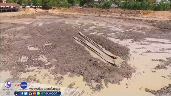 เรือไม้ตะเคียนโบราณอายุกว่า 200 ปี โผล่สระน้ำสกลนคร เรือไม้ตะเคียนโบราณอายุกว่า 200 ปี โผล่สระน้ำสกลนคร