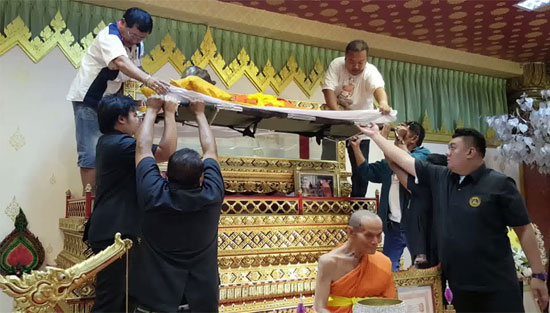 สรีระสังขารหลวงพ่อพูล เปลี่ยนเป็นสีทอง สรีระสังขารหลวงพ่อพูล เปลี่ยนเป็นสีทอง