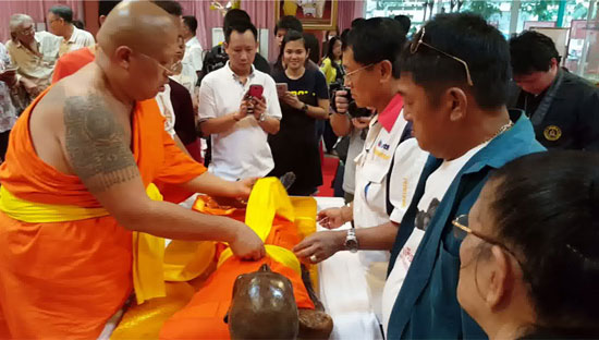 สรีระสังขารหลวงพ่อพูล เปลี่ยนเป็นสีทอง สรีระสังขารหลวงพ่อพูล เปลี่ยนเป็นสีทอง