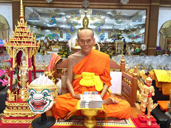 สรีระสังขารหลวงพ่อพูล เปลี่ยนเป็นสีทอง สรีระสังขารหลวงพ่อพูล เปลี่ยนเป็นสีทอง