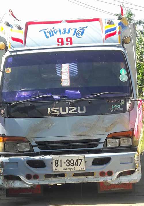 พบรอยประหลาดโผล่หน้ารถบรรทุก คอหวยแห่เล็งเลขเด็ด พบรอยประหลาดโผล่หน้ารถบรรทุก คอหวยแห่เล็งเลขเด็ด