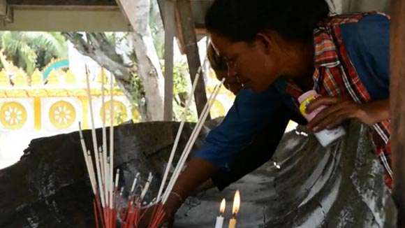 แห่ขอเลขเด็ดเรือตะเคียนโบราณ อายุกว่า 200 ปี ที่กระบี่ แห่ขอเลขเด็ดเรือตะเคียนโบราณ อายุกว่า 200 ปี ที่กระบี่