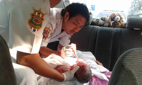 หญิงท้องแก่ คลอดลูกบนรถ คอหวยแห่จดเลข 1442 หญิงท้องแก่ คลอดลูกบนรถ คอหวยแห่จดเลข 1442