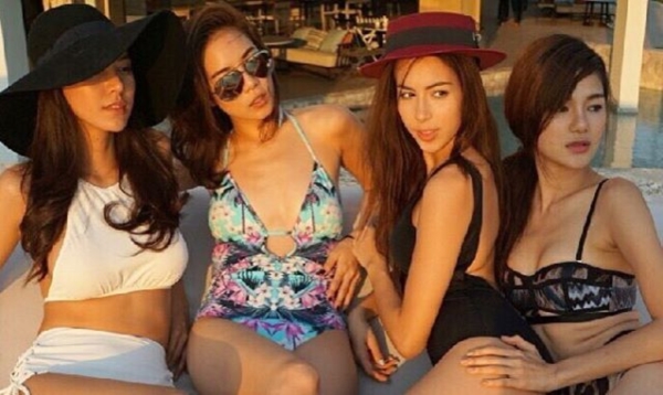 คริส หอวัง นำลูกทีม น้ำหวาน กวาง เจสซี่ โชว์ชุดว่ายน้ำ คริส หอวัง นำลูกทีม น้ำหวาน กวาง เจสซี่ โชว์ชุดว่ายน้ำ