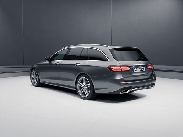 ทางด้านขุมพลังใต้ฝากระโปรง Mercedes-Benz E220 d Estate AMG Dynamic นั้นจะใช้เครื่องยนต์ดีเซล 4 สูบ ขนาด 2.0 ลิตร เทอร์โบพร้อมอินเตอร์คูลเลอร์ ที่ให้กำลังสูงสุด 194 แรงม้าที่ 3,800 รอบ/นาที และแรงบิด 400 นิวตันเมตร ที่ 1,600-2,800 รอบ/นาที สามารถทำอัตราเร่งจาก 0-100 กม./ชม. ได้ภายในระยะเวลา 7.7 วินาที ส่วนความเร็วทำได้สูงสุดที่ 235 กม./ชม. ข้อมูลจำเพาะ Mercedes-Benz E 220 d Estate AMG Dynamic (ตามเอกสารแนบครับ) สัมผัสความอเนกประสงค์ของ Mercedes-Benz E-Class Estate 2017 ใหม่ ซึ่งเปิดตัวครั้งแรกในไทยได้ พร้อมกับราคาที่น่าจะอยู่ราว 4 ล้านบาทต้น ๆ ได้ที่งาน Motor Expo 2016 ภาพ Mercees-Benz E-Class Estate 2017 ทางด้านขุมพลังใต้ฝากระโปรง Mercedes-Benz E220 d Estate AMG Dynamic นั้นจะใช้เครื่องยนต์ดีเซล 4 สูบ ขนาด 2.0 ลิตร เทอร์โบพร้อมอินเตอร์คูลเลอร์ ที่ให้กำลังสูงสุด 194 แรงม้าที่ 3,800 รอบ/นาที และแรงบิด 400 นิวตันเมตร ที่ 1,600-2,800 รอบ/นาที สามารถทำอัตราเร่งจาก 0-100 กม./ชม. ได้ภายในระยะเวลา 7.7 วินาที ส่วนความเร็วทำได้สูงสุดที่ 235 กม./ชม. ข้อมูลจำเพาะ Mercedes-Benz E 220 d Estate AMG Dynamic (ตามเอกสารแนบครับ) สัมผัสความอเนกประสงค์ของ Mercedes-Benz E-Class Estate 2017 ใหม่ ซึ่งเปิดตัวครั้งแรกในไทยได้ พร้อมกับราคาที่น่าจะอยู่ราว 4 ล้านบาทต้น ๆ ได้ที่งาน Motor Expo 2016 ภาพ Mercees-Benz E-Class Estate 2017
