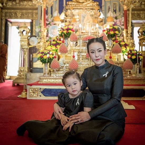 น้องณิริน โชว์เล่นเปียโน น้องณิริน โชว์เล่นเปียโน