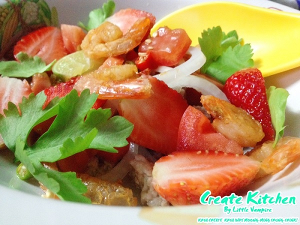 ยำสตรอว์เบอร์รีกุ้งกรอบหมูสับ ยำสตรอว์เบอร์รีกุ้งกรอบหมูสับ