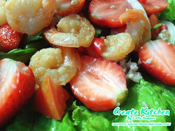 ยำสตรอว์เบอร์รีกุ้งกรอบหมูสับ ยำสตรอว์เบอร์รีกุ้งกรอบหมูสับ