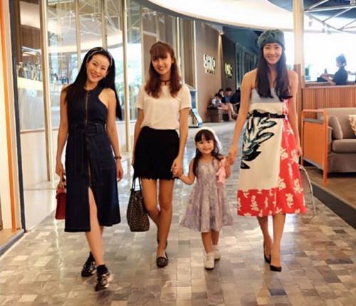 น้องณิริน กับแก๊งแม่หนิง น้องณิริน กับแก๊งแม่หนิง
