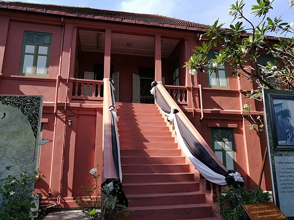 ที่เที่ยวชลบุรี ตึกแดง (พระตำหนักราชินี)