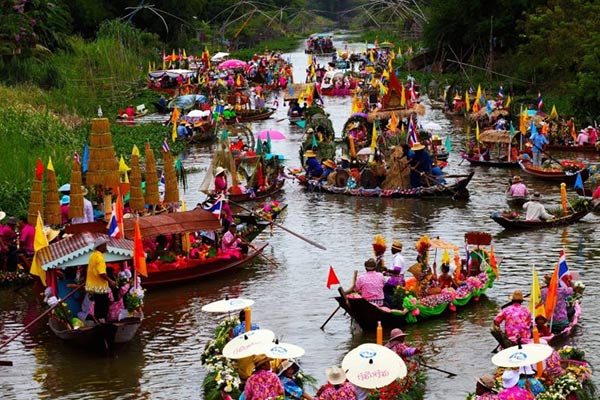 งานประเพณีแห่เทียนพรรษาทางน้ำที่ลาดชะโด งานประเพณีแห่เทียนพรรษาทางน้ำที่ลาดชะโด