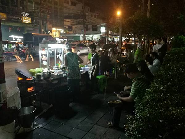 ร้านก๋วยเตี๋ยวคั่วไก่ ร้านก๋วยเตี๋ยวคั่วไก่