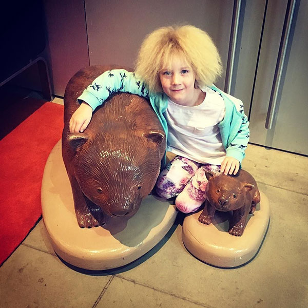 หนูน้อย 7 ขวบ ป่วยโรคแปลก ผมหวีไม่ได้ แต่กลายเป็นเก๋ไปอีกแบบ หนูน้อย 7 ขวบ ป่วยโรคแปลก ผมหวีไม่ได้ แต่กลายเป็นเก๋ไปอีกแบบ