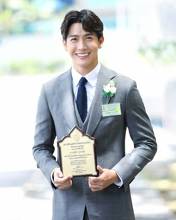 ดารา ขึ้นรับรางวัลลูกกตัญญู ปี 2560 ดารา ขึ้นรับรางวัลลูกกตัญญู ปี 2560