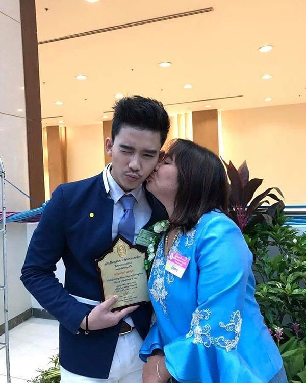 ดารา ขึ้นรับรางวัลลูกกตัญญู ปี 2560 ดารา ขึ้นรับรางวัลลูกกตัญญู ปี 2560