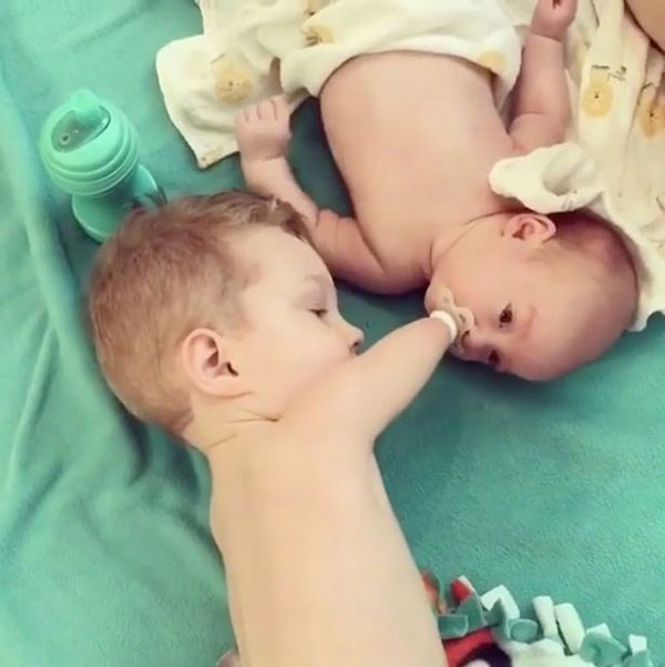 นาทีซึ้ง...หนูน้อยพิการแขนรักน้องสุดใจ เห็นน้องร้องไห้ รีบกระดืบเข้าช่วยสุดพลัง นาทีซึ้ง...หนูน้อยพิการแขนรักน้องสุดใจ เห็นน้องร้องไห้ รีบกระดืบเข้าช่วยสุดพลัง