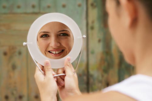 เครื่องสําอางที่ควรมีติดกระเป๋า เครื่องสําอางที่ควรมีติดกระเป๋า