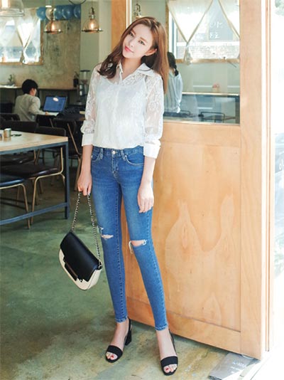 เสื้อเชิ้ตผู้หญิงสีขาว กางเกงยีนส์ เสื้อเชิ้ตผู้หญิงสีขาว กางเกงยีนส์