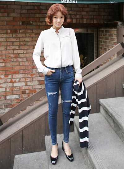 เสื้อเชิ้ตผู้หญิงสีขาว กางเกงยีนส์ เสื้อเชิ้ตผู้หญิงสีขาว กางเกงยีนส์