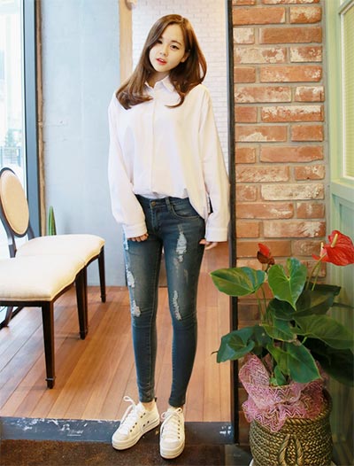 เสื้อเชิ้ตผู้หญิงสีขาว กางเกงยีนส์ เสื้อเชิ้ตผู้หญิงสีขาว กางเกงยีนส์