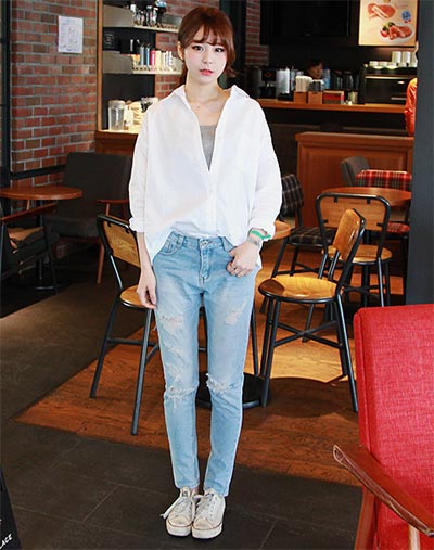 เสื้อเชิ้ตผู้หญิงสีขาว กางเกงยีนส์ เสื้อเชิ้ตผู้หญิงสีขาว กางเกงยีนส์