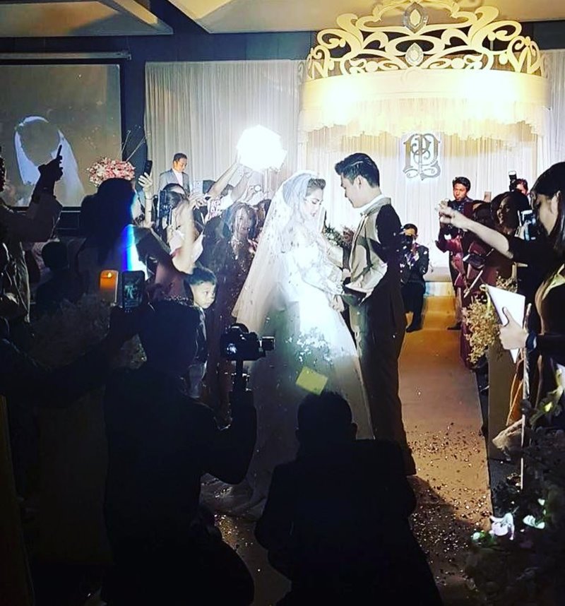 เปิดภาพงานแต่ง พั้นช์ วรกาญจน์ และ ปลั๊ก อรรถกร ที่จัดขึ้นแบบเรียบง่าย ณ บ้านเจ้าบ่าวในจังหวัดชุมพร แถมยังมีเซอร์ไพรส์จากเพื่อนรัก ดา เอ็นโดรฟิน ที่ทำเอาเจ้าสาวซึ้งใจร้องไห้กลางเวที เปิดภาพงานแต่ง พั้นช์ วรกาญจน์ และ ปลั๊ก อรรถกร ที่จัดขึ้นแบบเรียบง่าย ณ บ้านเจ้าบ่าวในจังหวัดชุมพร แถมยังมีเซอร์ไพรส์จากเพื่อนรัก ดา เอ็นโดรฟิน ที่ทำเอาเจ้าสาวซึ้งใจร้องไห้กลางเวที