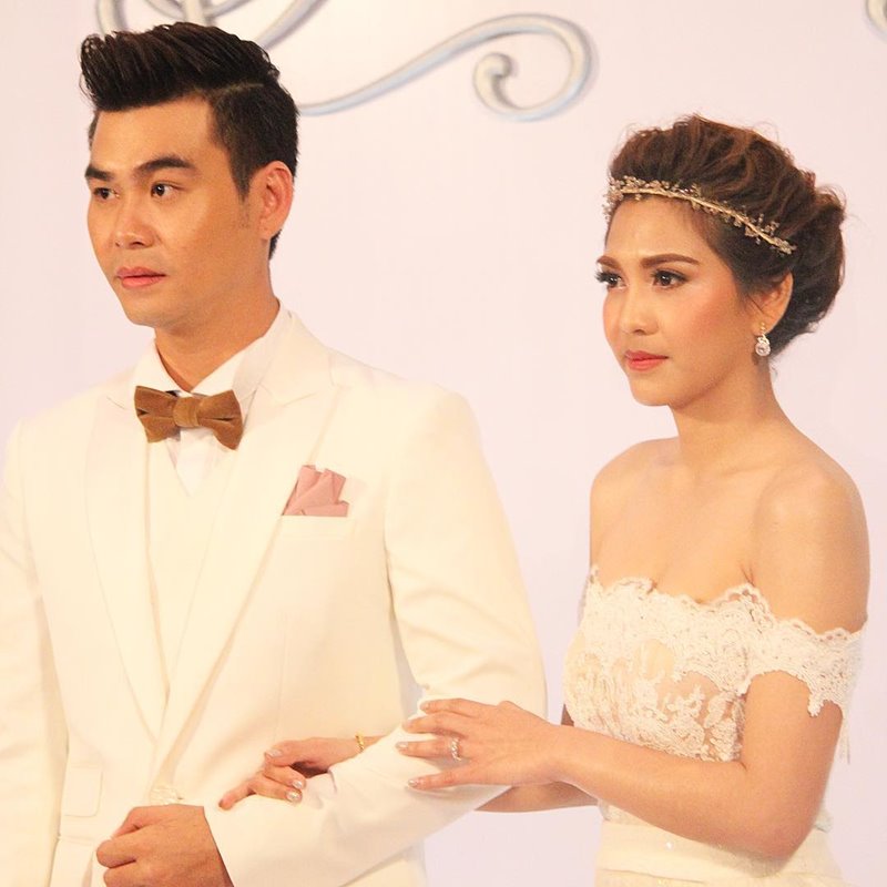 เปิดภาพงานแต่ง พั้นช์ วรกาญจน์ และ ปลั๊ก อรรถกร ที่จัดขึ้นแบบเรียบง่าย ณ บ้านเจ้าบ่าวในจังหวัดชุมพร แถมยังมีเซอร์ไพรส์จากเพื่อนรัก ดา เอ็นโดรฟิน ที่ทำเอาเจ้าสาวซึ้งใจร้องไห้กลางเวที เปิดภาพงานแต่ง พั้นช์ วรกาญจน์ และ ปลั๊ก อรรถกร ที่จัดขึ้นแบบเรียบง่าย ณ บ้านเจ้าบ่าวในจังหวัดชุมพร แถมยังมีเซอร์ไพรส์จากเพื่อนรัก ดา เอ็นโดรฟิน ที่ทำเอาเจ้าสาวซึ้งใจร้องไห้กลางเวที