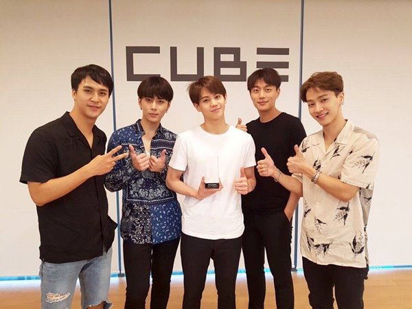 5 อดีตสมาชิกวง BEAST จับมือเปิดตัววงอีกครั้ง ด้วยชื่อใหม่ HIGHLIGHT 5 อดีตสมาชิกวง BEAST จับมือเปิดตัววงอีกครั้ง ด้วยชื่อใหม่ HIGHLIGHT