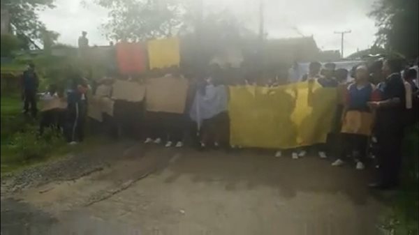 นักเรียนประท้วงไล่ออกครู นักเรียนประท้วงไล่ออกครู